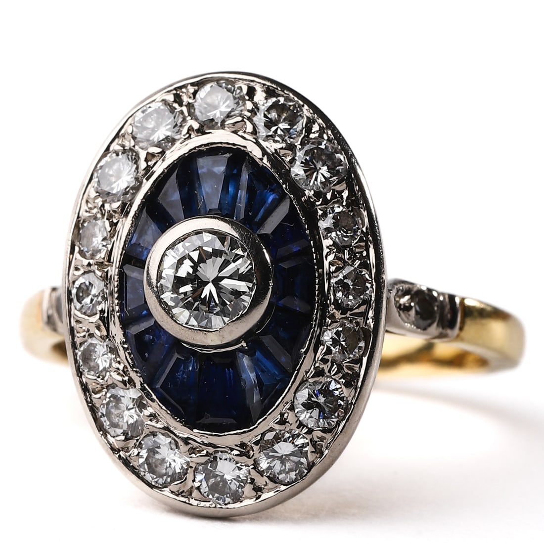 A PLATINUM RING SET WITH A NATURAL SAPPHIRE FROM SRI LANKA (1 of 4)