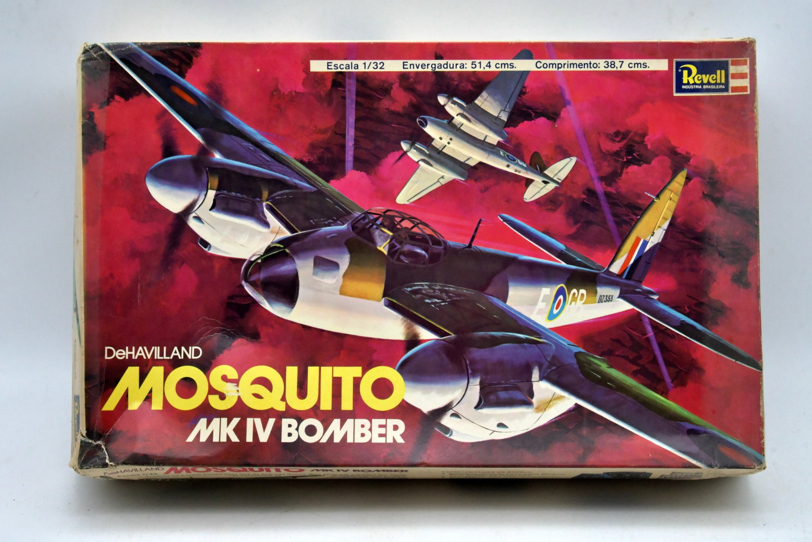 Revell DeHavilland Mosquito Mk IV Bomber 1/32: Revell (Indústria Brasileira) DeHavilland Mosquito MkIV Bomber plastic aircraft model kit in 1/32 scale. Largescale WWII twinengine bomber kit with classic Revell box art and Portuguese instructi
