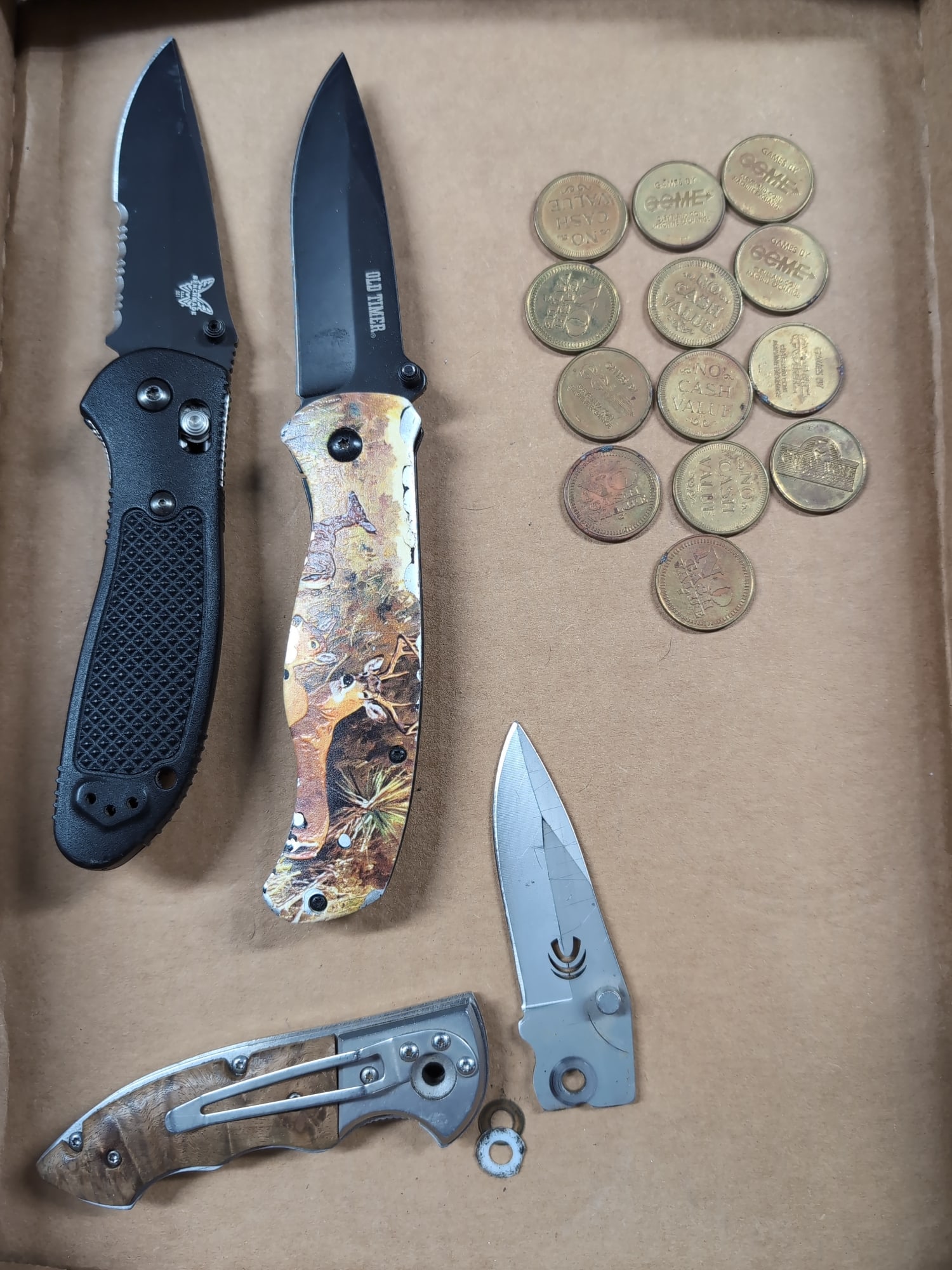 Assorted Folding Knives and Arcade Tokens (1 of 4)