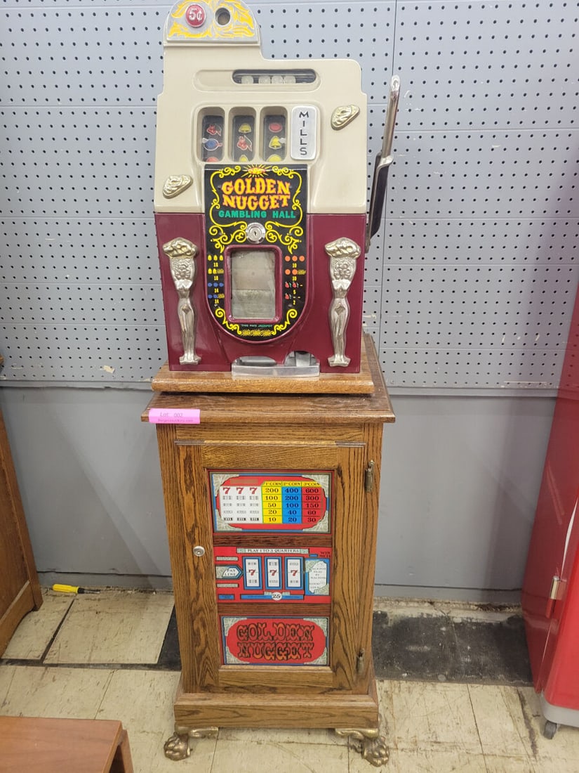 Mills 5 Golden Nugget Gambling Hall Slot Machine (1 of 4)