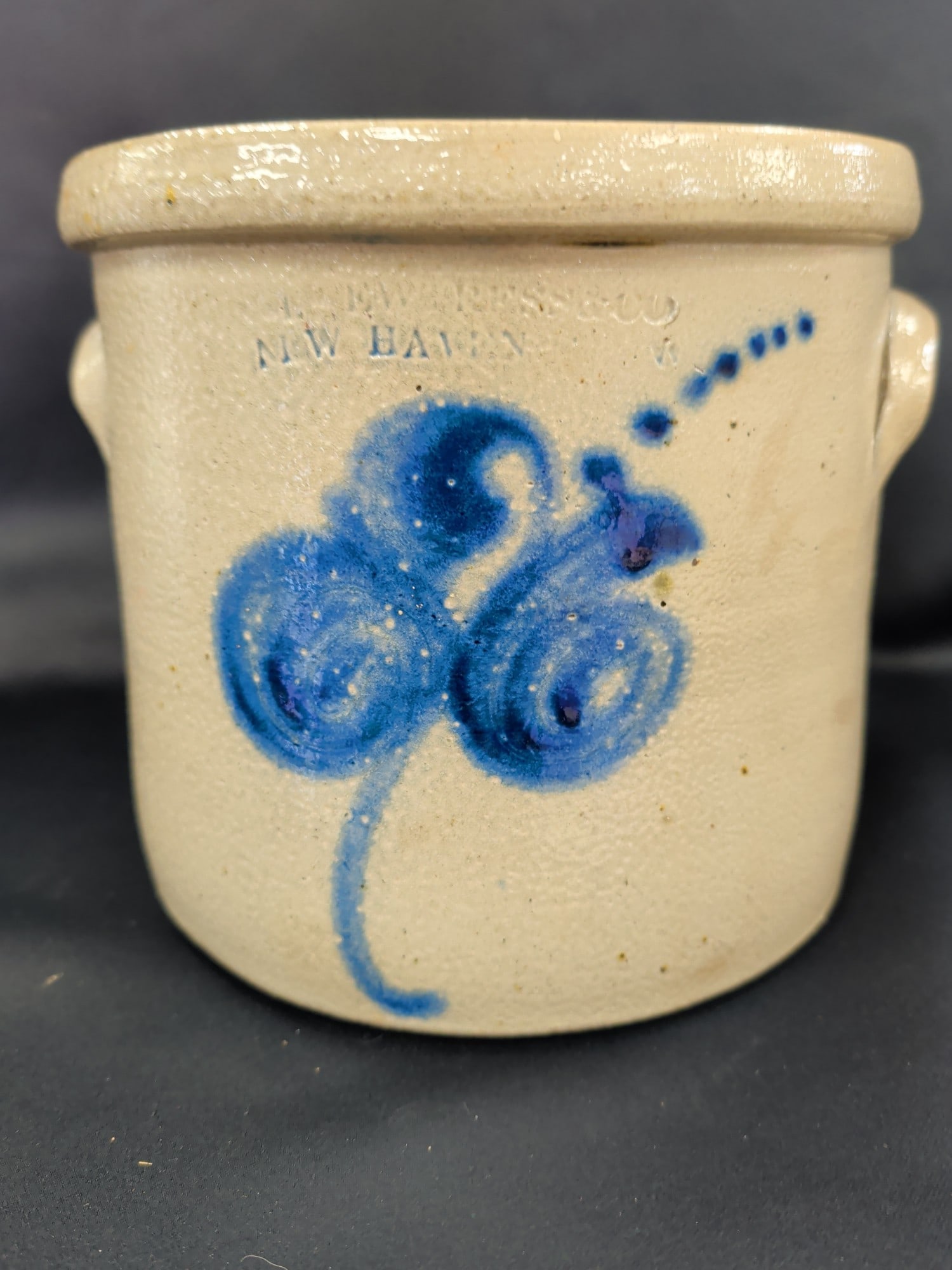 S.L. Pewtress, New Haven, Conn. Salt-Glazed Stonew: Antique salt-glazed stoneware crock manufactured by S.L. Pewtress of New Haven, Connecticut, featuring an attractive hand-painted cobalt blue floral scroll decoration. The impressed "S.L. PEWTRESS / N