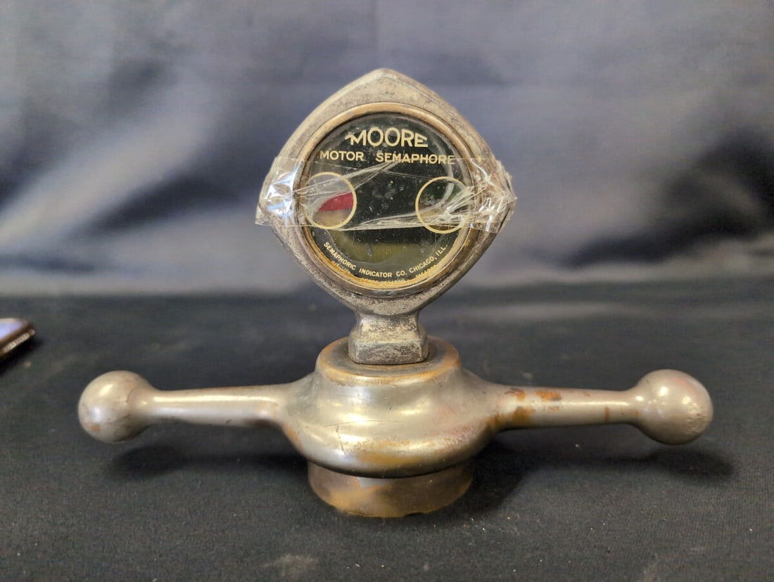 Moore Motor Semaphore Radiator Cap with Temperature Gauge with Dog bone (1 of 5)