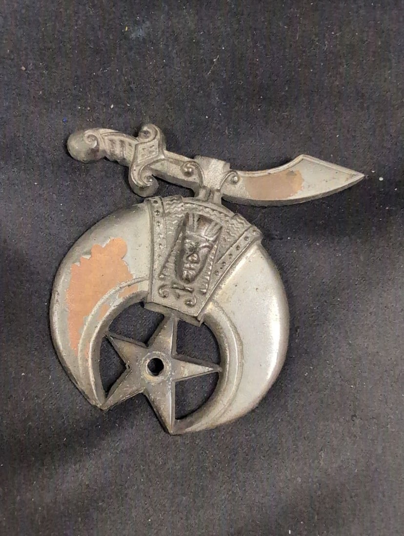 Shriner Shriners Masonic Fez Emblem Crescent Star and Scimitar: Metal Shriners fraternal emblem featuring a crescent moon, a five-pointed star, and a scimitar sword, with detailed relief work including a Sphinx head motif on the central mount. Designed for attachm