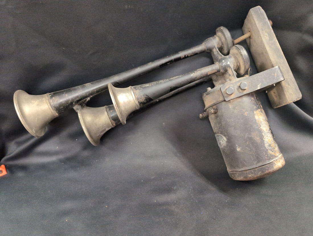 Sparton Chime-Tone Triple Horn Motorized Automobile Horn (1 of 8)