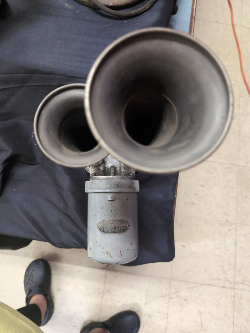 Sparton Chimes 6 Volt Motorized Automobile Horn by Sparks-Withington Co. (1 of 6)