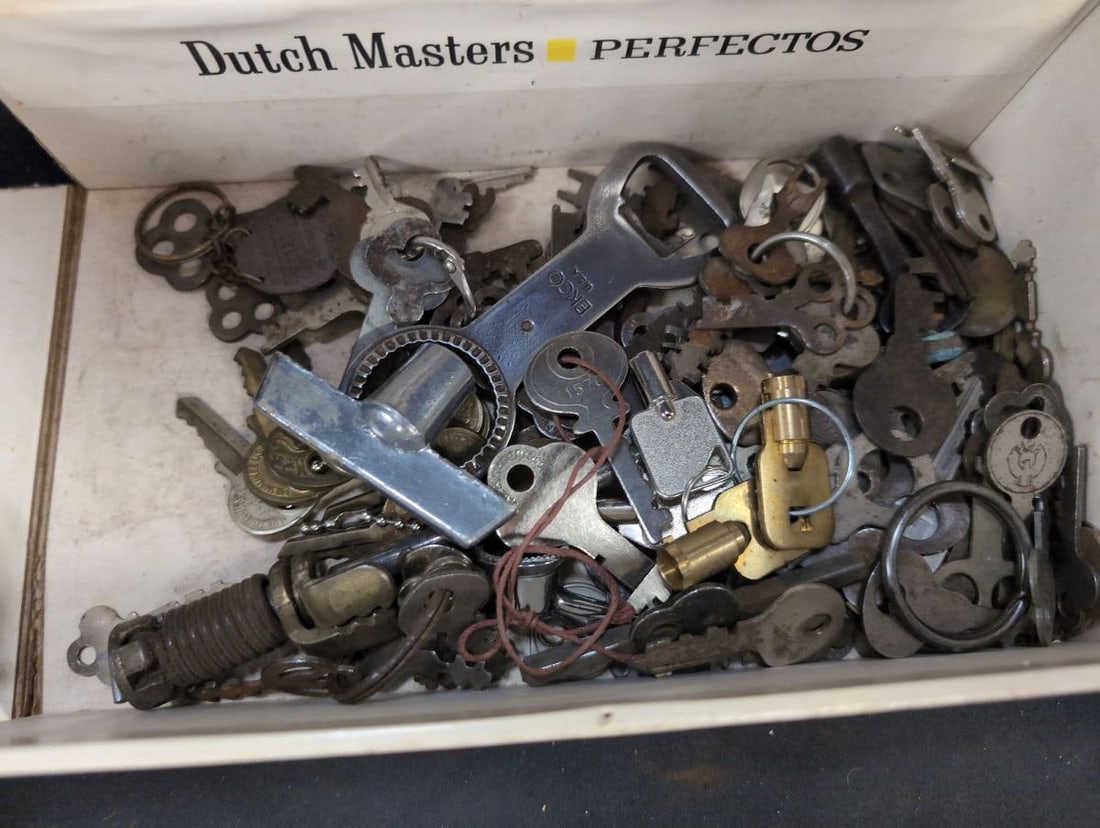 Dutch Masters Cigar Box of Assorted Keys (1 of 1)