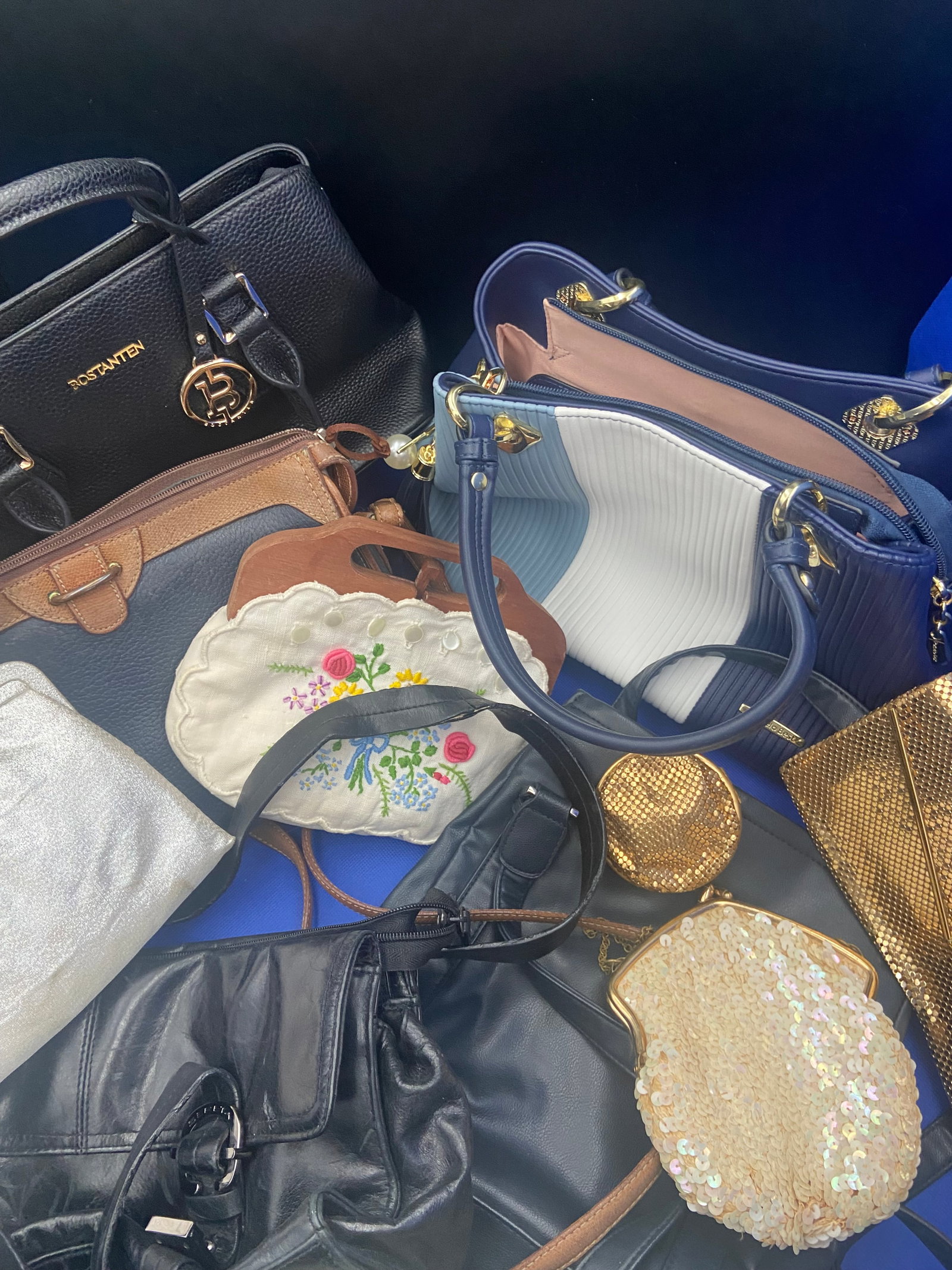 Assortment Women's purses and handbags - Lot of 11: a variety of vintage handbags and purses, showcasing distinct styles and materials. Includes a navy tote, a sequined clutch, and a black leather shoulder bag among others, each highlighting unique des