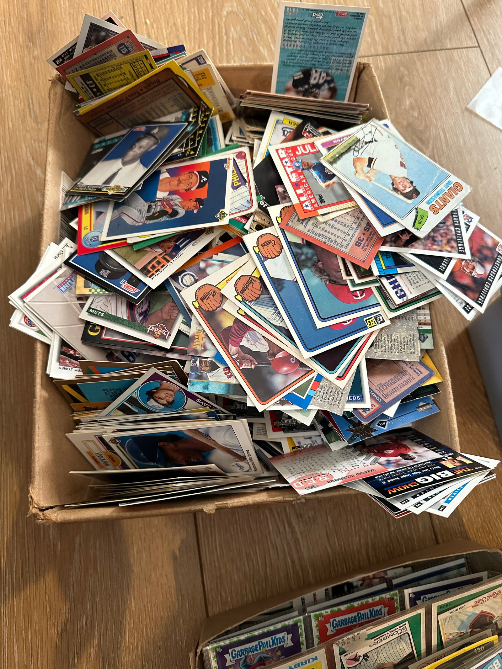 Estate Garage Storage Clean BULK VINTAGE//WAX MLB BASEBALL SPORTS CARDS (1 of 3)