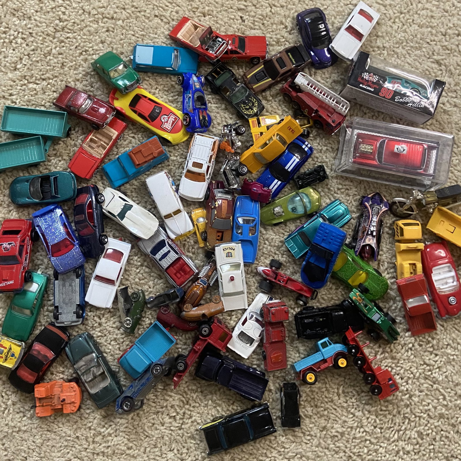 Vintage Hot Wheels: Large lot of various die-cast toy cars resembling vintage matchbox and tootsietoy models.