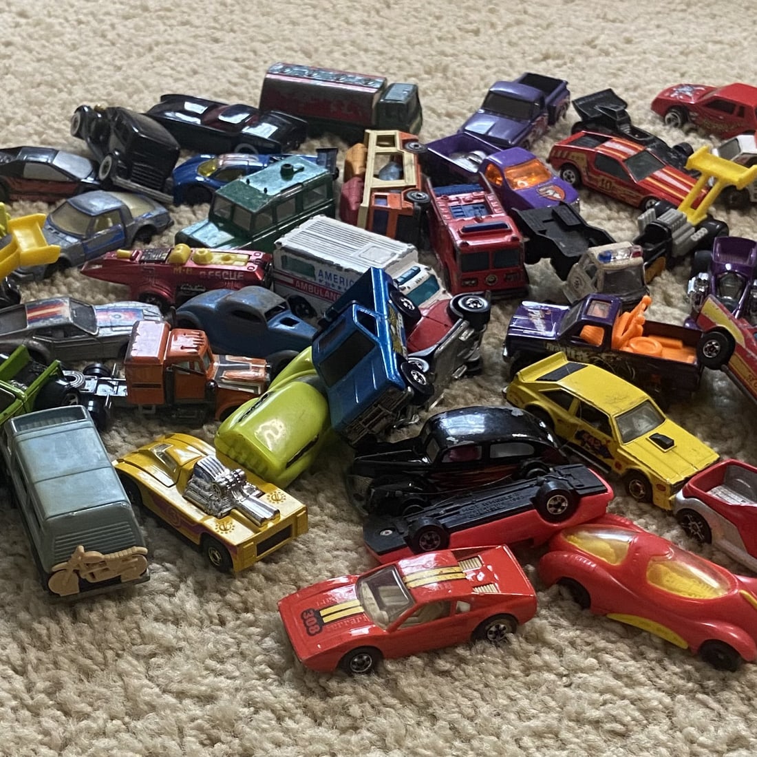 Vintage Hot Wheels: Large lot of various die-cast toy cars resembling vintage matchbox and tootsietoy models.