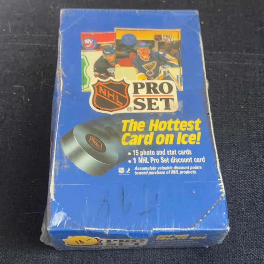 1990 Pro Set NHL Hockey Series 1: This is a factory-sealed 1990 Pro Set NHL Hockey Series 1 containing trading card packs. It features French-language packaging and includes 15 cards per pack plus bonus coupons.