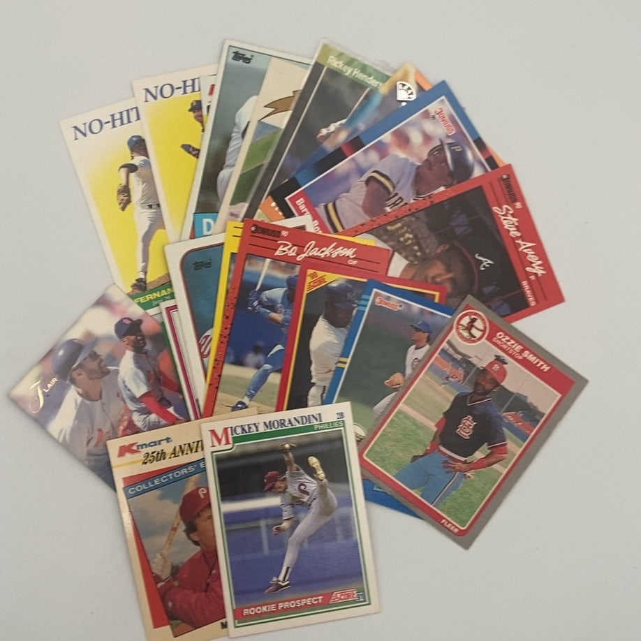 Assorted Vintage Baseball Trading Card Collection: a collection of various vintage baseball cards from the late 1980s and early 1990s. The lot includes cards from manufacturers like Topps, Donruss, Fleer, Score, and Flair, featuring players such as