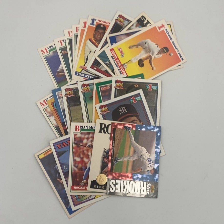 Mixed Lot of Baseball Trading Cards: A collection of various baseball trading cards from the late 1980s and early 1990s. The lot includes cards from brands such as Topps, Score, Upper Deck, and Donruss. Visible cards include a 1994 Upper