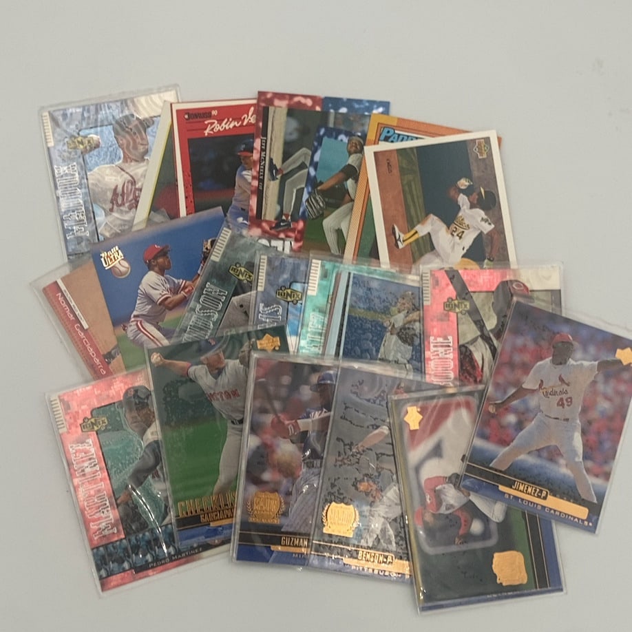 Assorted Vintage Baseball Trading Card Lot (1 of 1)