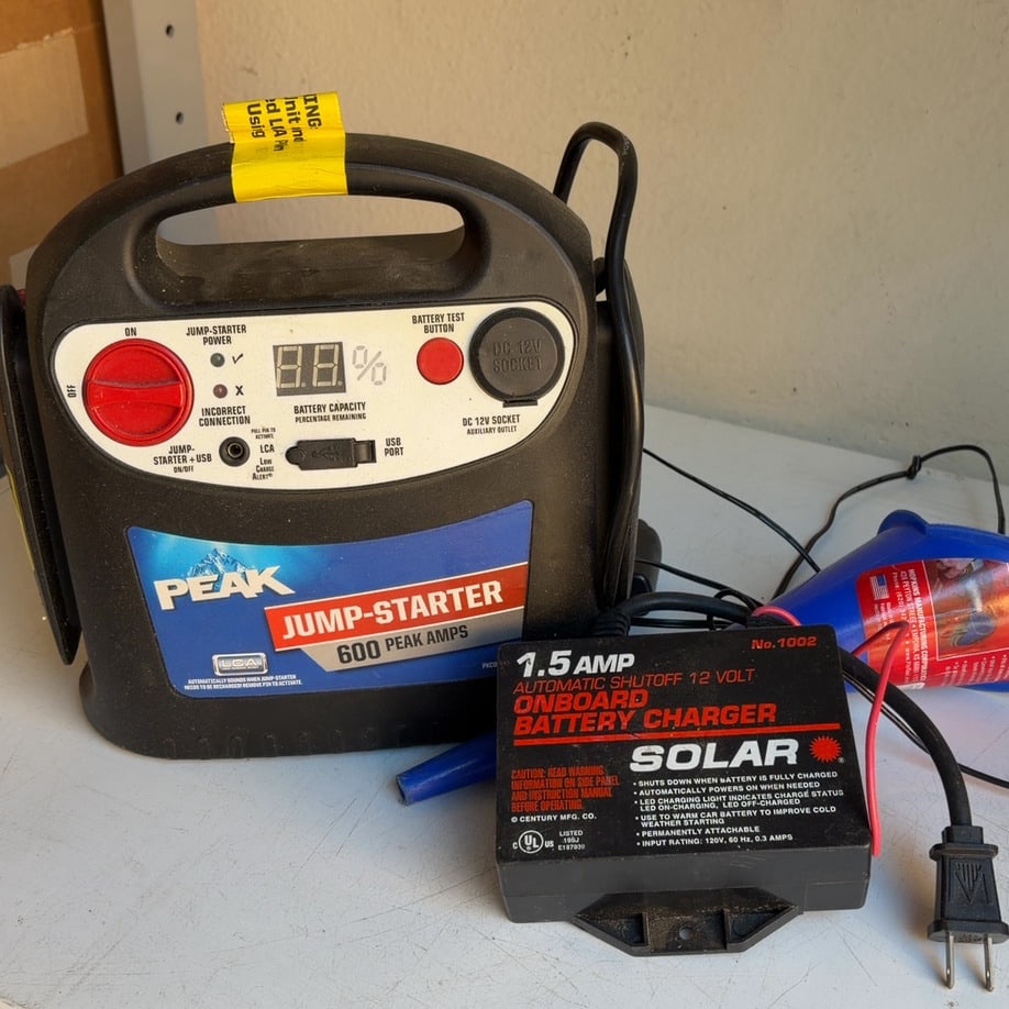 PEAK 600 Amp Jump-Starter & Solar 7.5 Amp 12V Battery Charger: This lot features a PEAK 600 Amp jump-starter and a Solar 7.5 Amp 12V battery charger designed for automotive battery support and charging. The equipment provides convenient options for jump-starting