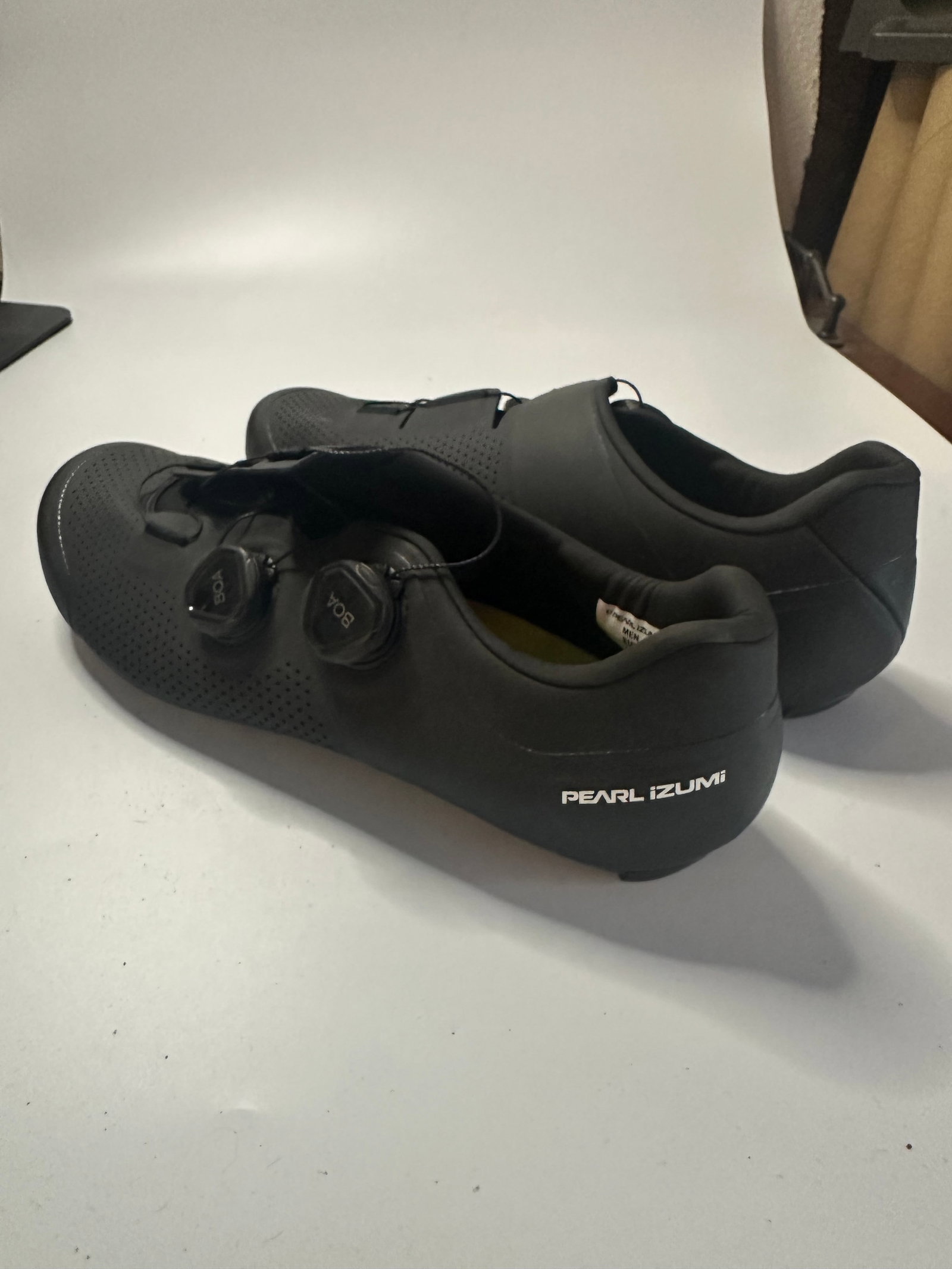 Pearl Izumi Men Cycling Shoes: These are black Pearl Izumi cycling shoes designed for men. The shoes feature dual BOA fit system dials for precise closure and a perforated upper for ventilation.