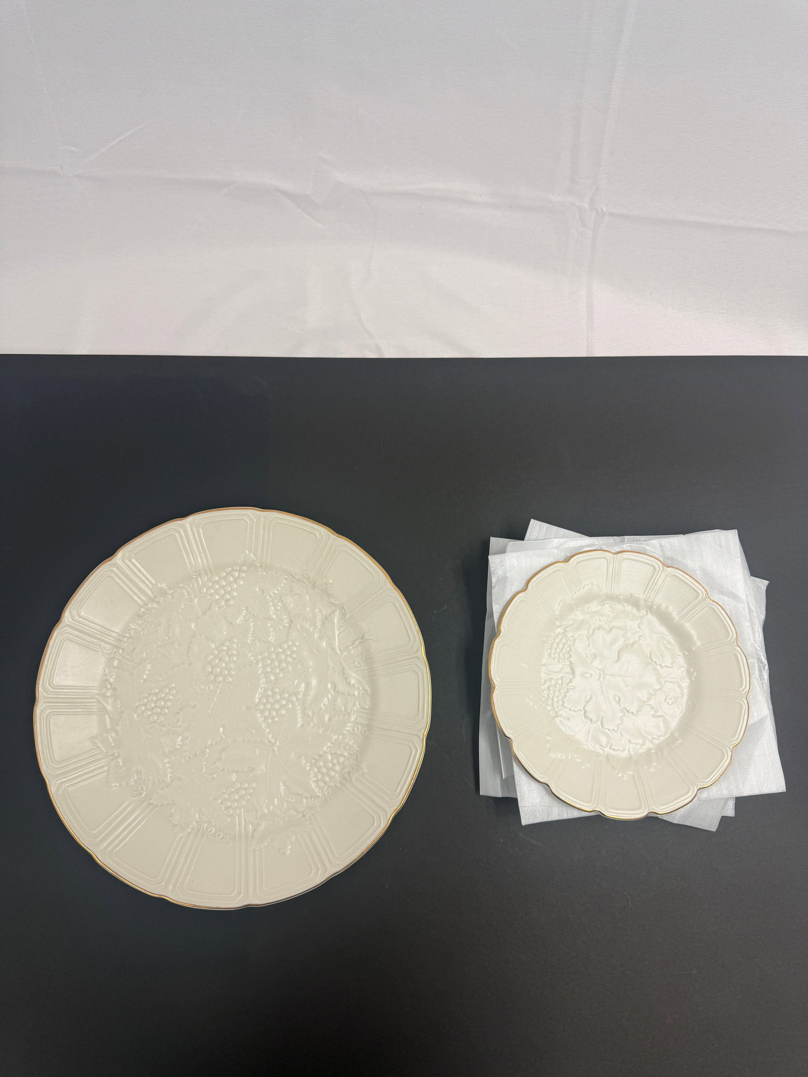 Milli Saraylar plates(1-Large, 4-small): Milli Saraylar plates(1-Large, 4-small) Excelent condition, Made in Turkey