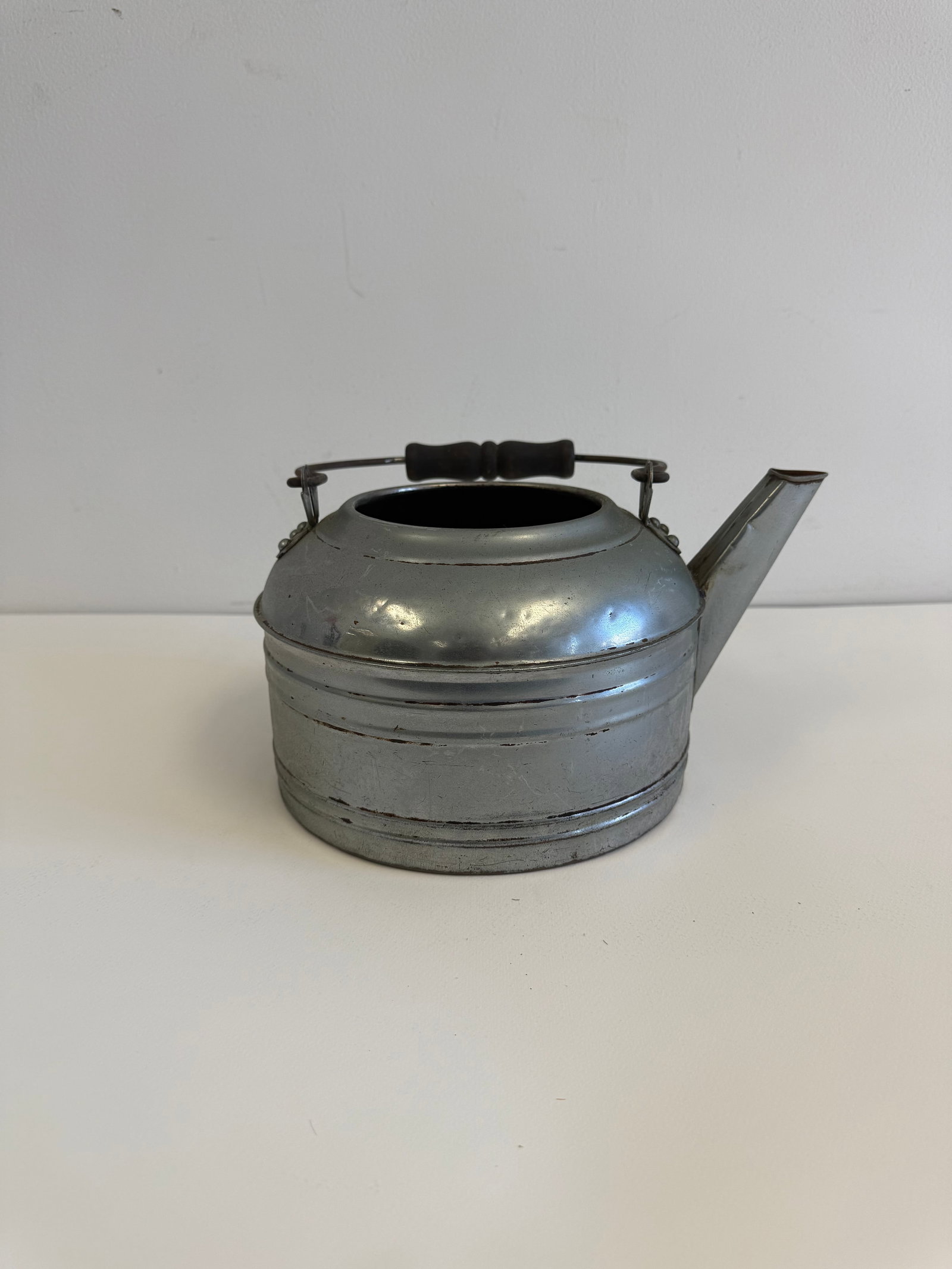 Aluminum Tea Pot: Aluminum Tea Pot, good condition These are part of the estate sale and we do not have a COA. All lots offered in our auctions are sold strictly on an "AS IS" basis. Any descriptions regarding an item�