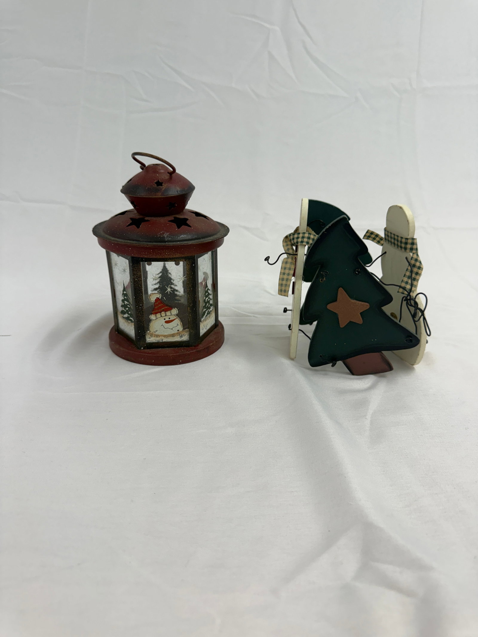 Assorted Christmas Trinkets: Assorted Christmas Trinkets These are part of the estate sale and we do not have a COA. All lots offered in our auctions are sold strictly on an "AS IS" basis. Any descriptions regarding an item’s c