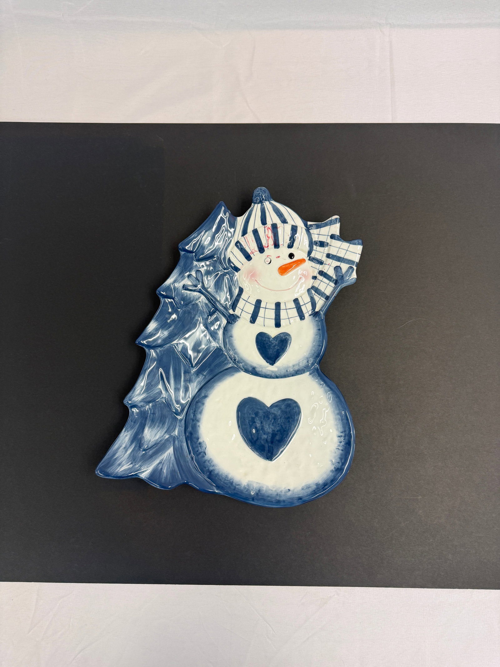 Snowman Platter: Snowman Platter These are part of the estate sale and we do not have a COA. All lots offered in our auctions are sold strictly on an "AS IS" basis. Any descriptions regarding an item’s condition or