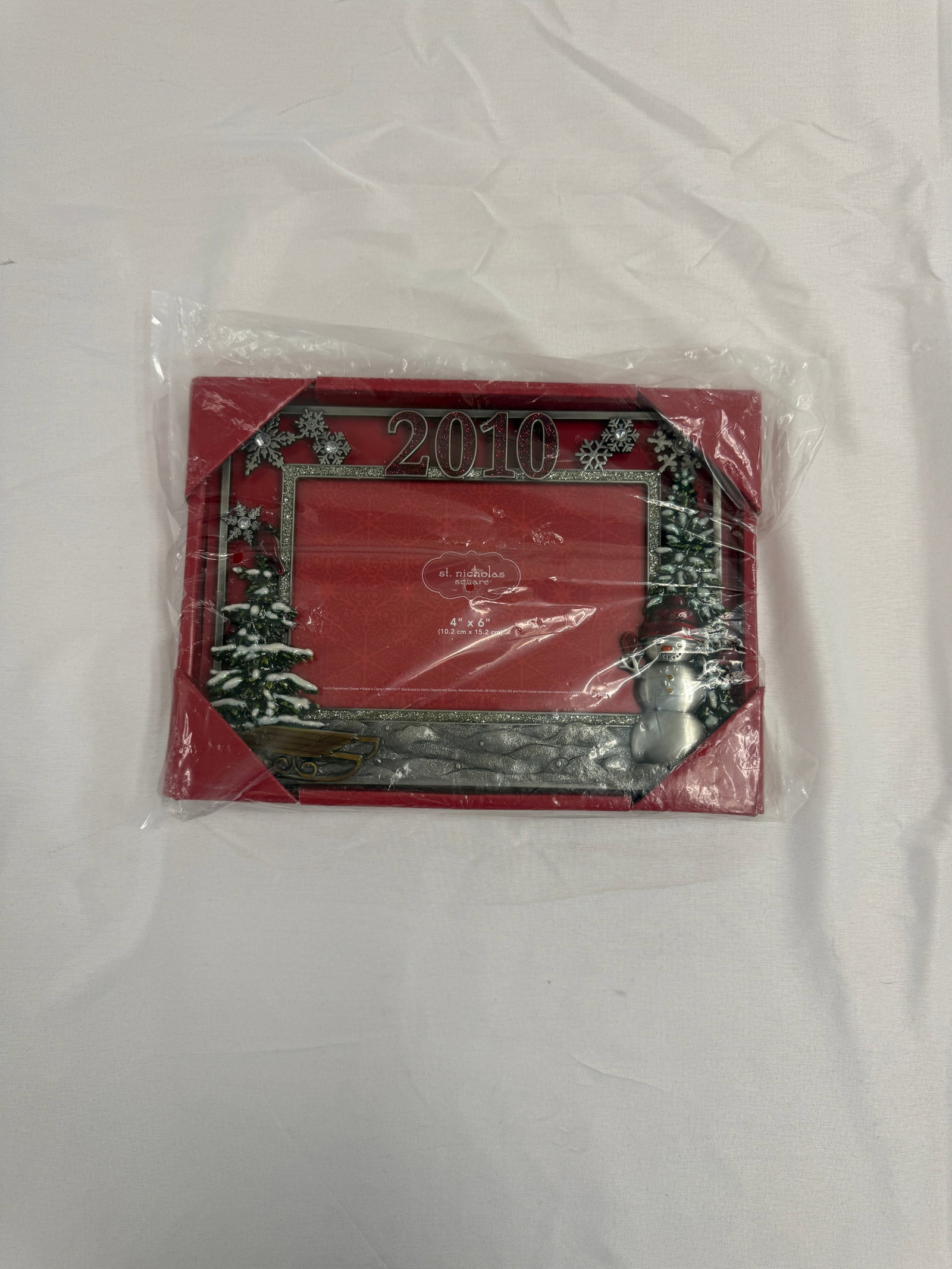 2010 Christmas themed photo frame(NEW): 2010 Christmas themed photo frame(NEW) These are part of the estate sale and we do not have a COA. All lots offered in our auctions are sold strictly on an "AS IS" basis. Any descriptions regarding