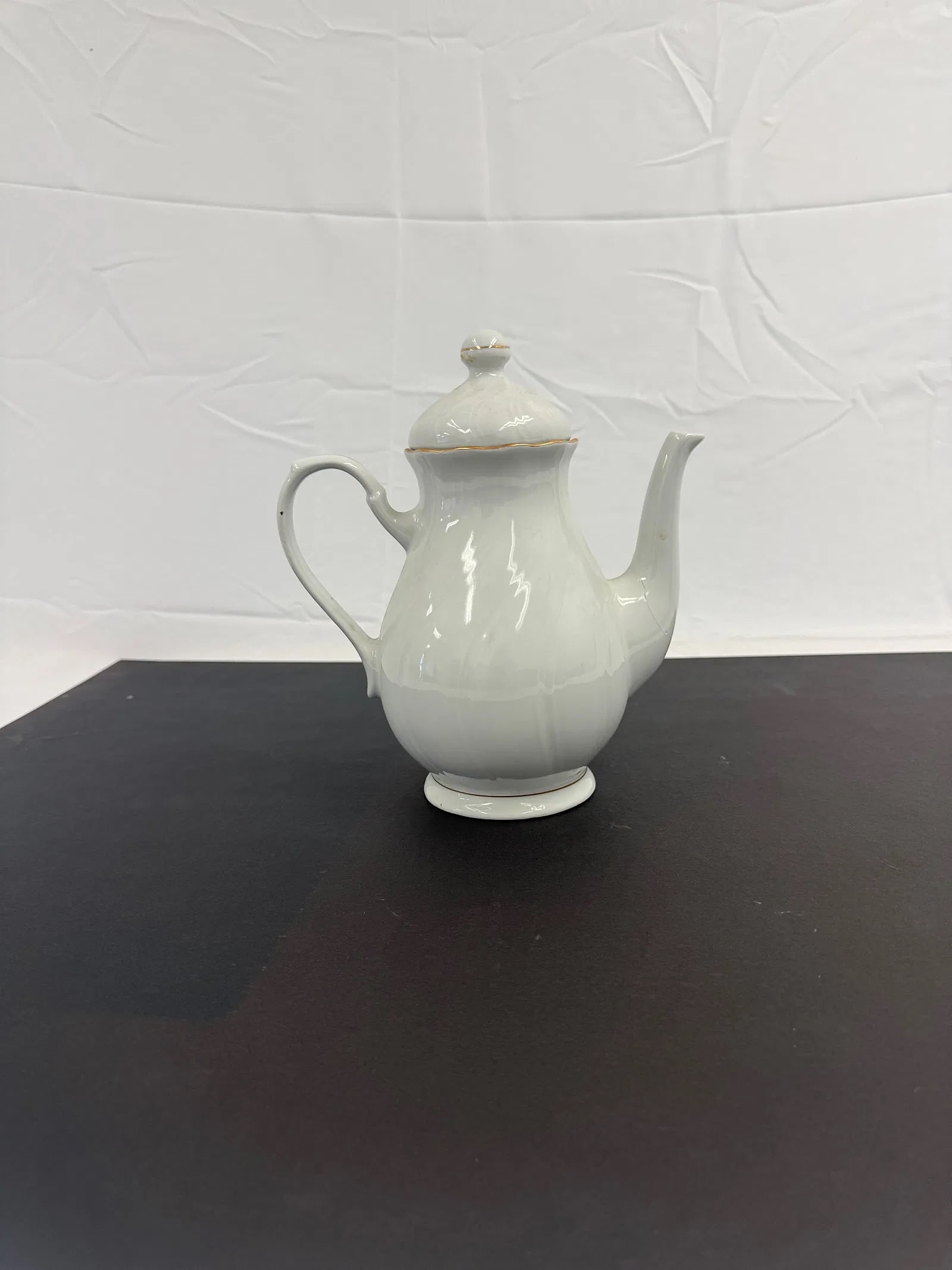 DC Jamestown China Tea Pot: DC Jamestown China Tea Pot, Made in Poland These are part of the estate sale and we do not have a COA. All lots offered in our auctions are sold strictly on an "AS IS" basis. Any descriptions regardin
