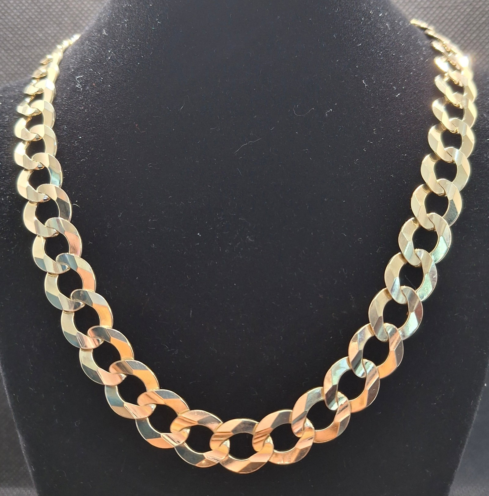 14K YELLOW GOLD CURB LINK CHAIN NECKLACE 26 INCH 57.7G: 14K yellow gold curb link chain necklace, 26 inches long, 10mm wide. Lobster lock closure. Total weight 57.7 grams. Stamped 14K. New condition. Please review all photos carefully before bidding.
