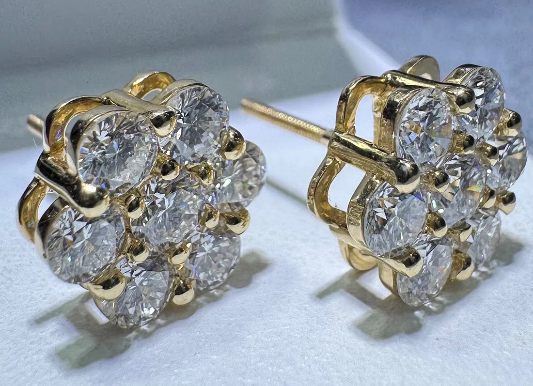 14K YELLOW GOLD LAB DIAMOND CLUSTER FLOWER STUD EARRINGS 2.60CT: 14K yellow gold lab-grown diamond cluster flower stud earrings featuring 2.60ct round brilliant cut lab-grown diamonds, E-F color, VS1 clarity, prong set. 7 diamonds per earring. Screw-back closure. T