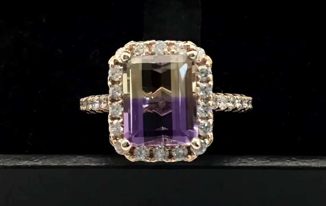14K ROSE GOLD BI-COLOR TOPAZ DIAMOND RING 1.00CT DIAMOND: 14K rose gold ring featuring a bi-color topaz center stone adorned with 1.00ct round brilliant cut earth-mined diamonds, F-G color, VS2/SI1 clarity. Total ring weight 5.5 grams, size 6.25, resizable. 