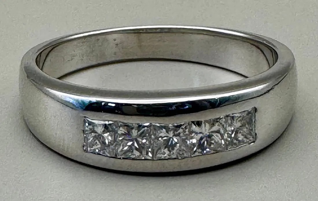14K WHITE GOLD PRINCESS CUT DIAMOND RING 1.05CT: 14K white gold ring featuring 5 princess cut earth-mined diamonds totaling 1.05ct, E-F color, VS1/VS2 clarity, set in invisible setting. Total ring weight 9.1 grams, size 13.5, resizable. Stamped 14K.