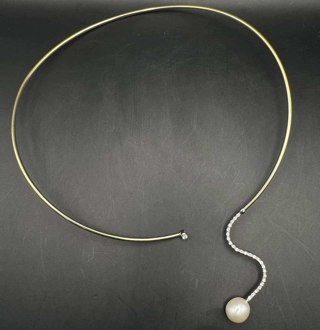 14K YELLOW GOLD DIAMOND PEARL COLLAR CHOKER NECKLACE 1.00CT: 14K yellow gold open collar choker necklace featuring a cascading white gold diamond bar with 1.00ct round brilliant cut earth-mined diamonds, F-G color, VS1/VS2 clarity. Diamond bar curves elegantly 