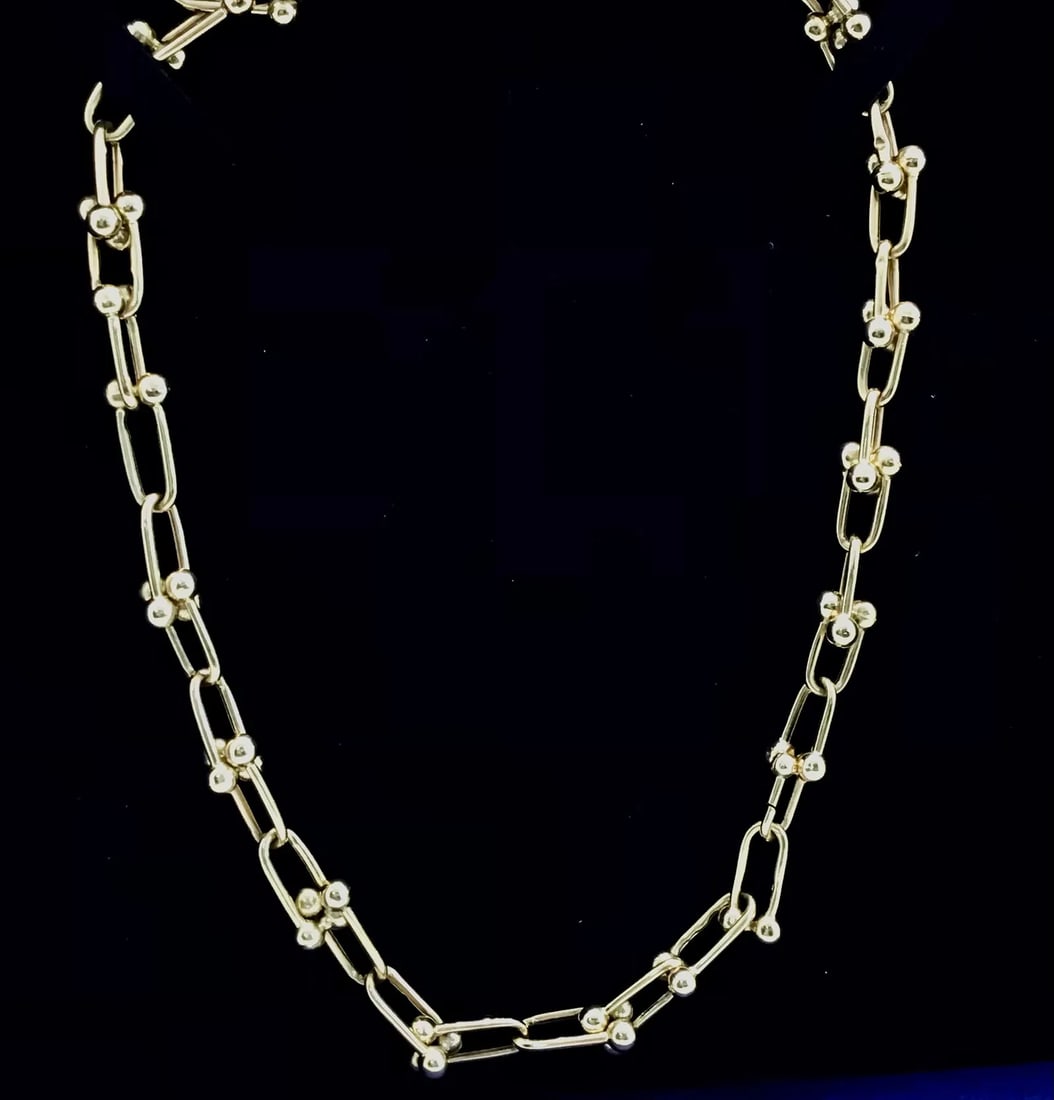14K YELLOW GOLD HORSE SHOE LINK CHAIN NECKLACE 22 INCH 22.4G: 14K yellow gold horse shoe link chain necklace, 22 inches long, 8mm wide. Lobster safety clasp closure. Total weight 22.4 grams. Stamped 14K. New condition. Please review all photos carefully before b