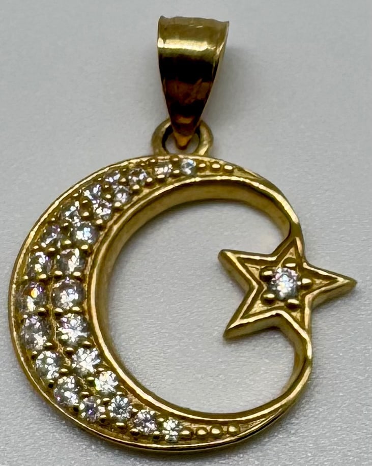 10K YELLOW GOLD INTRICATE DESIGN PENDANT (1.9G): This exquisite yellow gold pendant is masterfully crafted in 10K gold, showcasing a beautifully intricate and detailed design. Measuring 1 inch in length, this piece exemplifies superior craftsmanship