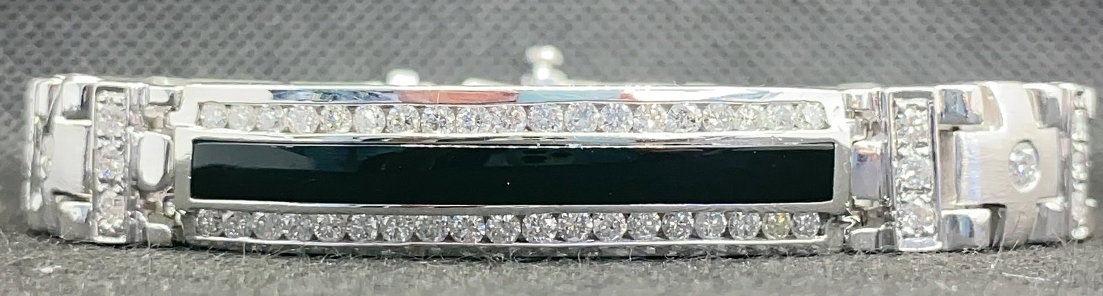 14k White Gold 5.00ctw Diamond & Black Onyx Men's I.D. Bracelet (46.0g): Make a bold statement of style with this impressive men's I.D. bracelet, a masterpiece of modern luxury. The piece is expertly handcrafted in solid 14k white gold and features 5.00 carats total weight