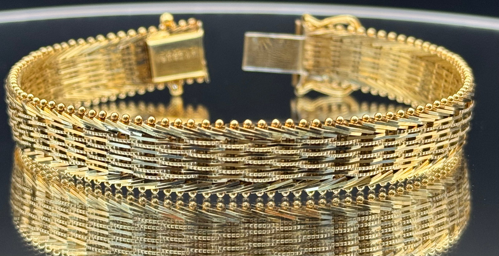 Vintage Italian-Style 14k Gold 6-Row Woven Articulated Bracelet (26.5g): A masterpiece of fluid texture and Italian-inspired design. This stunning vintage bracelet is crafted in solid 14k yellow gold, featuring six rows of meticulously woven, high-polish links. The design 