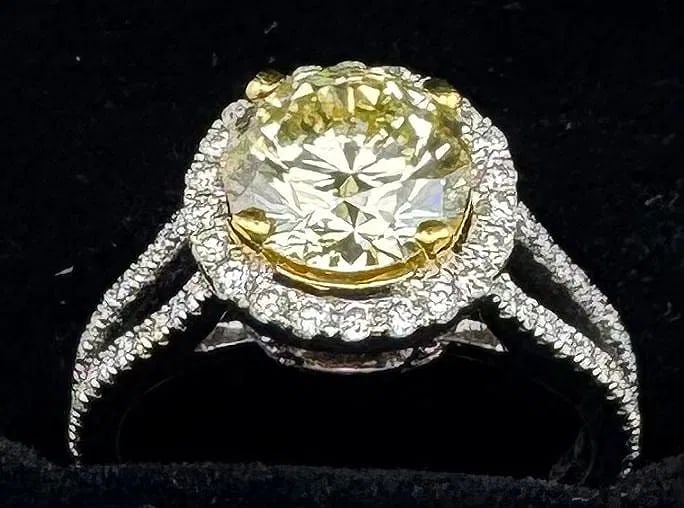 18K TWO-TONE GOLD ROUND BRILLIANT DIAMOND RING 2.70CT: 18K two-tone gold ring featuring a 2.04ct round brilliant cut earth-mined diamond center stone, M-N enhanced color, SI1/SI2 enhanced clarity, set in prong setting. Side stones feature 0.66ct round bri