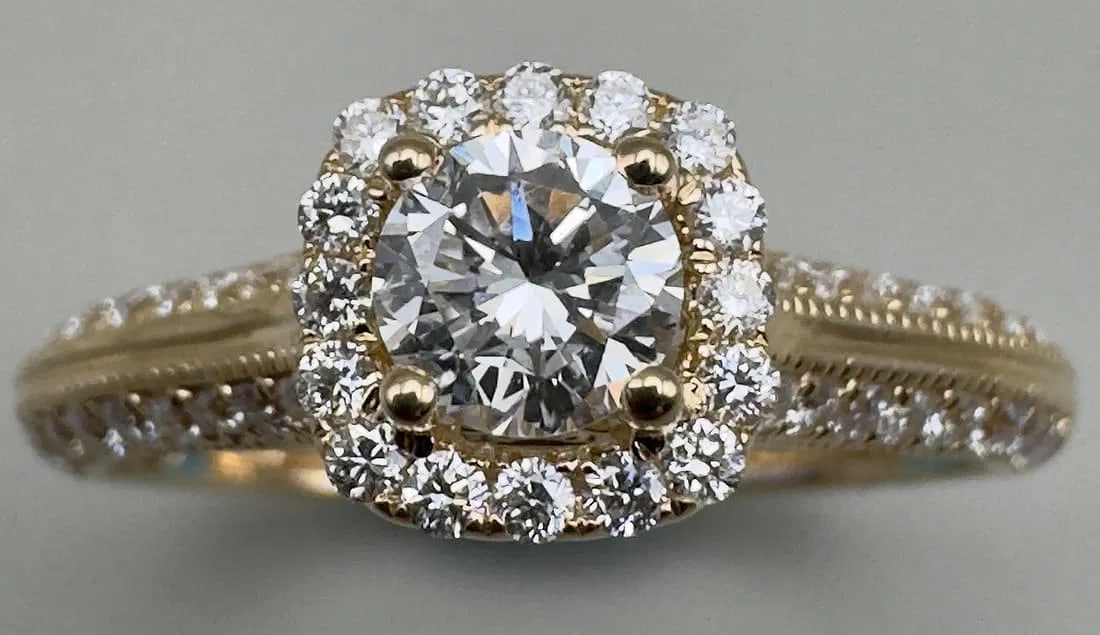 14K WHITE GOLD LAB & EARTH-MINED DIAMOND RING 1.00CT: Special Opportunity: This lot features a set reserve of $1200. This is significantly below the estimated retail replacement value, offering a unique opening for collectors and investors.