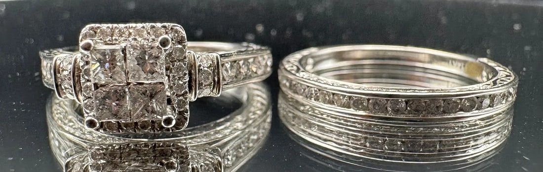 14K WHITE GOLD ROUND BRILLIANT PRINCESS CUT DIAMOND BRIDAL SET 1.35CT: 14K white gold engagement ring and matching wedding band set featuring round brilliant and princess cut earth-mined diamonds totaling 1.35ct, G-H color, VS2/SI1 clarity, set in prong and pave settings