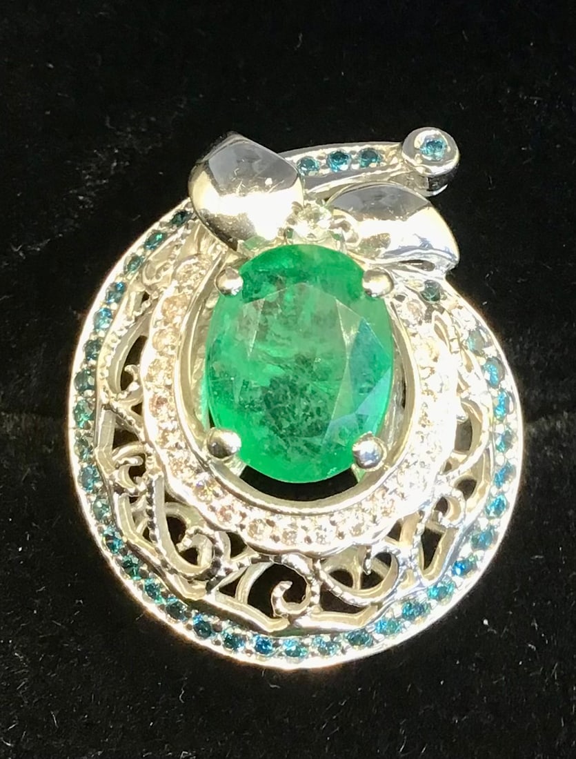 14k White Gold 3.28ct Green Emerald & 0.66ctw Blue and White Diamond Ring (10.4g): Special Opportunity: This lot features a set reserve of $2,500. This is significantly below the estimated retail replacement value, offering a unique opening for collectors and investors.