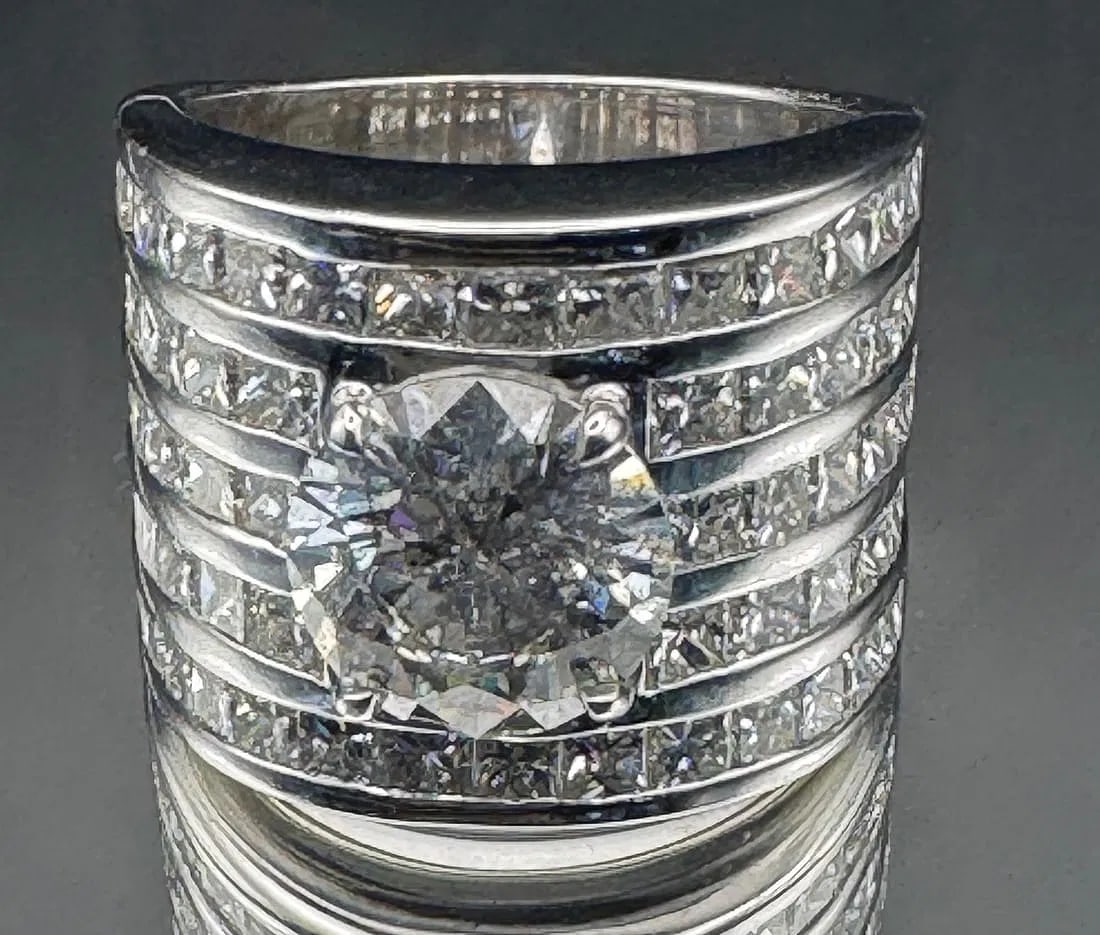 18K WHITE GOLD 5 ROW ROUND BRILLIANT PRINCESS DIAMOND RING 6.90CT: 18K white gold 5 row ring featuring a 4.00ct total carat weight round brilliant cut earth-mined diamond stone, F color, SI2 clarity, set in 4 prong setting. Side stones feature 4 carats princess cut e