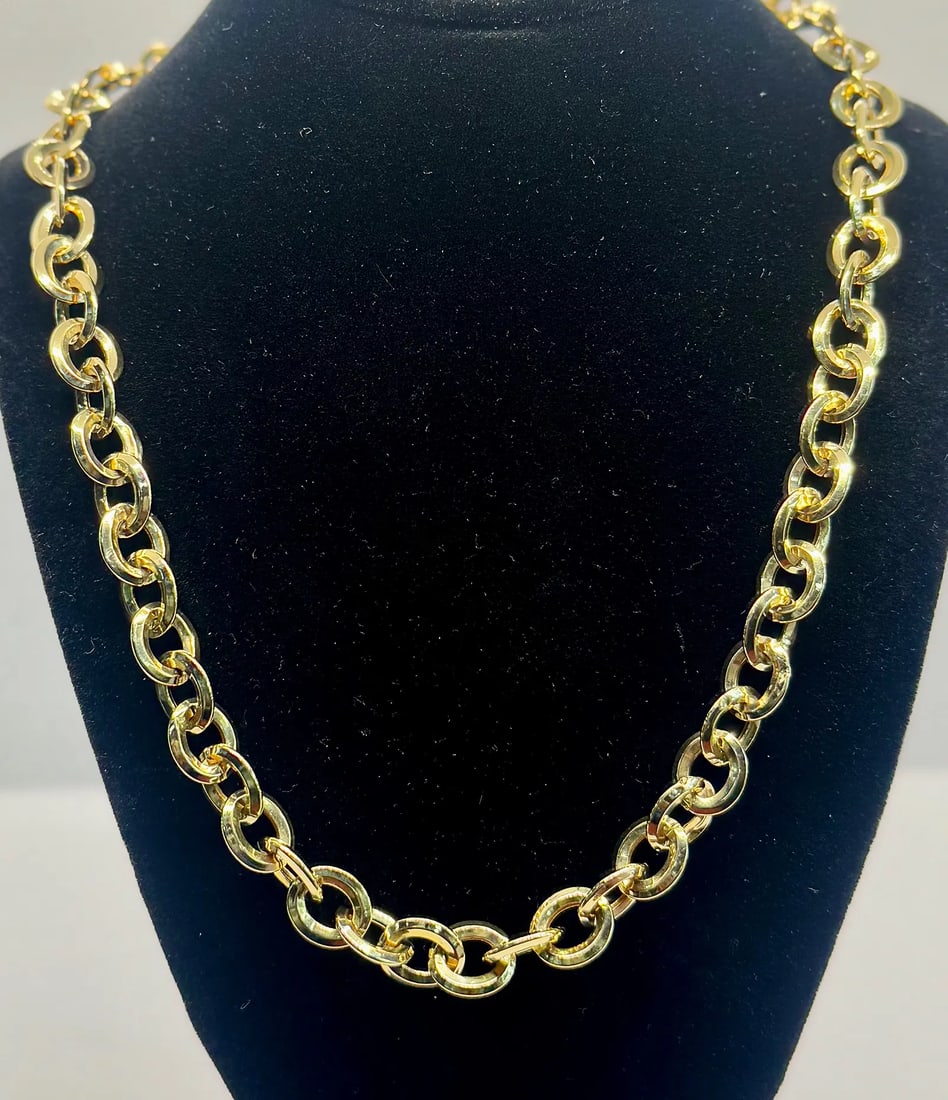 14K YELLOW GOLD ITALIAN LINK CHAIN NECKLACE 17 INCH 10.8G: 14K yellow gold Italian link chain necklace, 17 inches long, 6mm wide. Safety clasp closure. Total weight 10.8 grams. Stamped 14K. New condition. Please review all photos carefully before bidding.