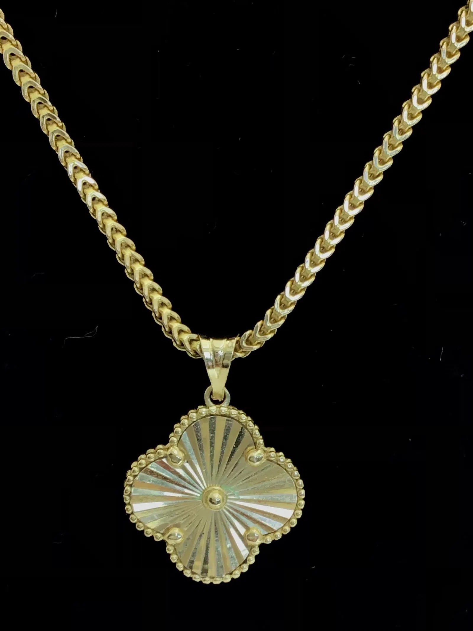 14K YELLOW GOLD ALHAMBRA PENDANT BOX CHAIN NECKLACE 18 INCH: 14K yellow gold necklace featuring an 18 inch, 2mm box chain weighing 4.8 grams paired with an Alhambra inspired pendant weighing 2.4 grams, measuring 0.5 inches wide and long. Lobster safety clasp cl