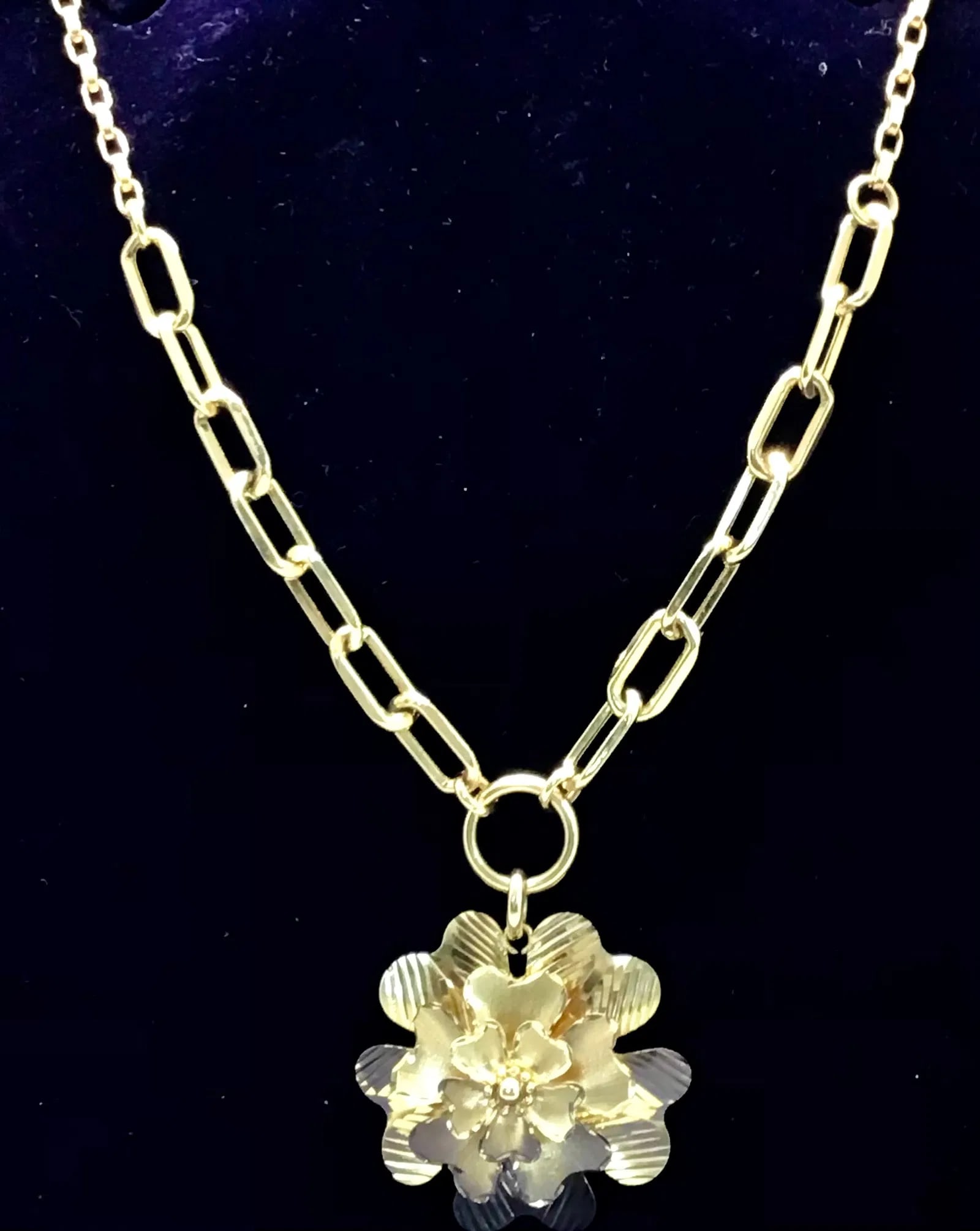 14K YELLOW GOLD FLOWER PENDANT PAPER CLIP CHAIN NECKLACE: 14K yellow gold flower pendant necklace featuring a 1.5 inch flower pendant hanging from a 22 inch paper clip link chain. Lobster safety clasp closure. Total length 23 inches. Total weight 12.3 grams.