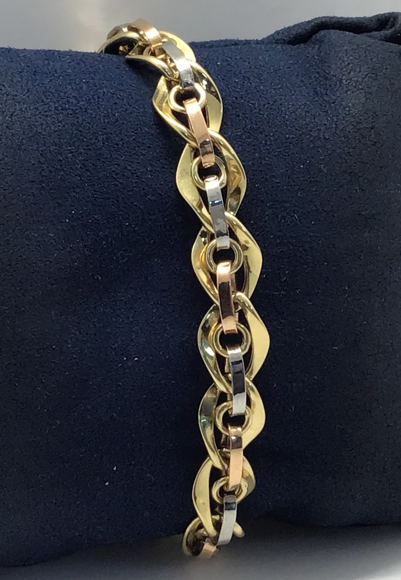 14K YELLOW GOLD VINTAGE ITALIAN BRACELET - 7.5 GRAMS: Vintage 14K yellow gold Italian-made bracelet. The piece measures 7.5 inches in length and 4 mm in width. It features a polished finish and is secured with a lobster safety clasp. Total weight is 7.5 
