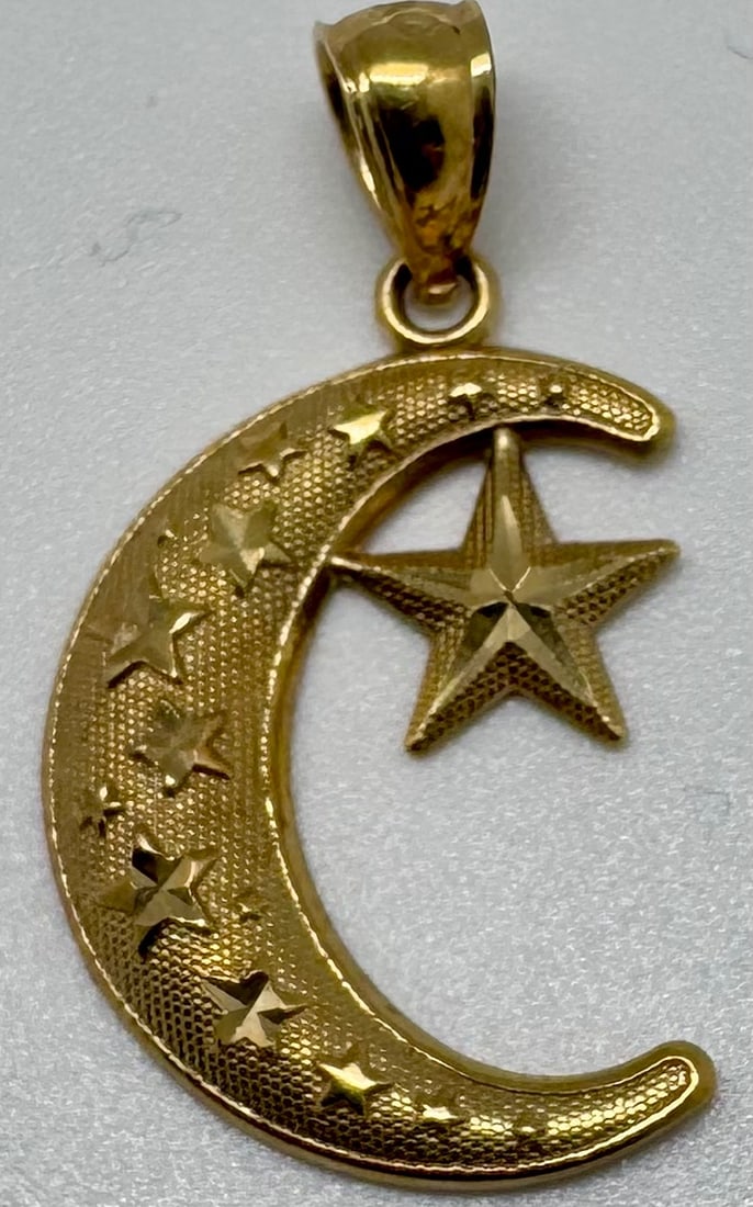 10K YELLOW GOLD INTRICATE DESIGN PENDANT (1.3G): This exquisite yellow gold pendant is masterfully crafted in 10K gold, featuring a beautifully intricate and detailed design. Measuring 1 inch in length, it exemplifies exceptional craftsmanship and a