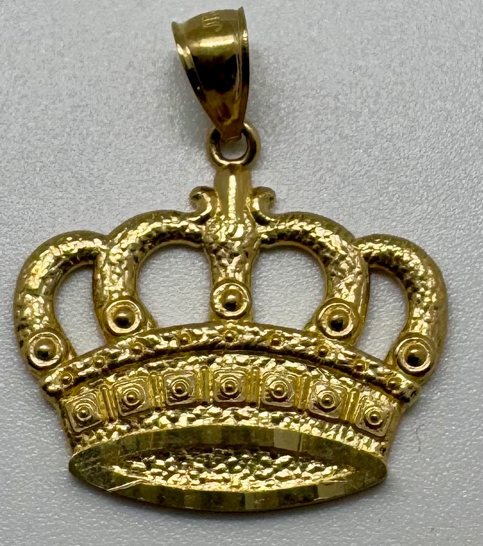 10K YELLOW GOLD INTRICATE DESIGN PENDANT (1.0G): This exquisite yellow gold pendant is masterfully crafted in 10K gold, featuring a beautifully intricate and detailed design. Measuring 1 inch in length, it exemplifies exceptional craftsmanship and a