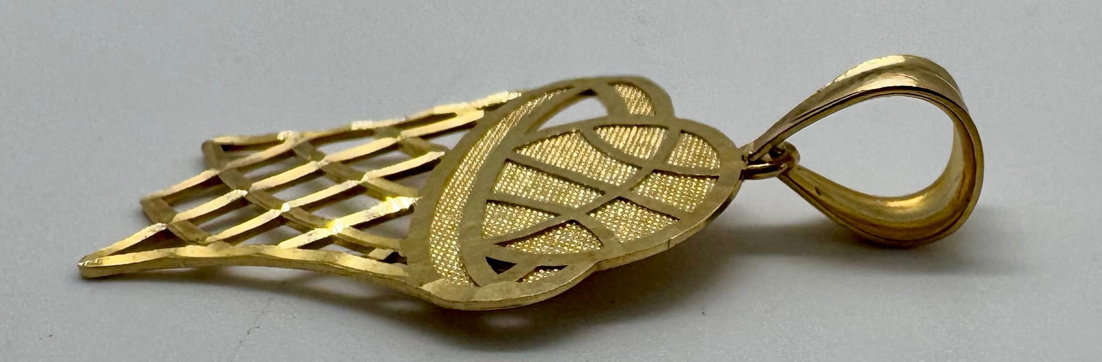 10K YELLOW GOLD INTRICATE DESIGN PENDANT (1.5G): This exquisite yellow gold pendant, crafted in 10K gold, showcases a beautifully intricate and elongated design. Measuring 1.4 inches in length, this piece exemplifies superior craftsmanship and a ref