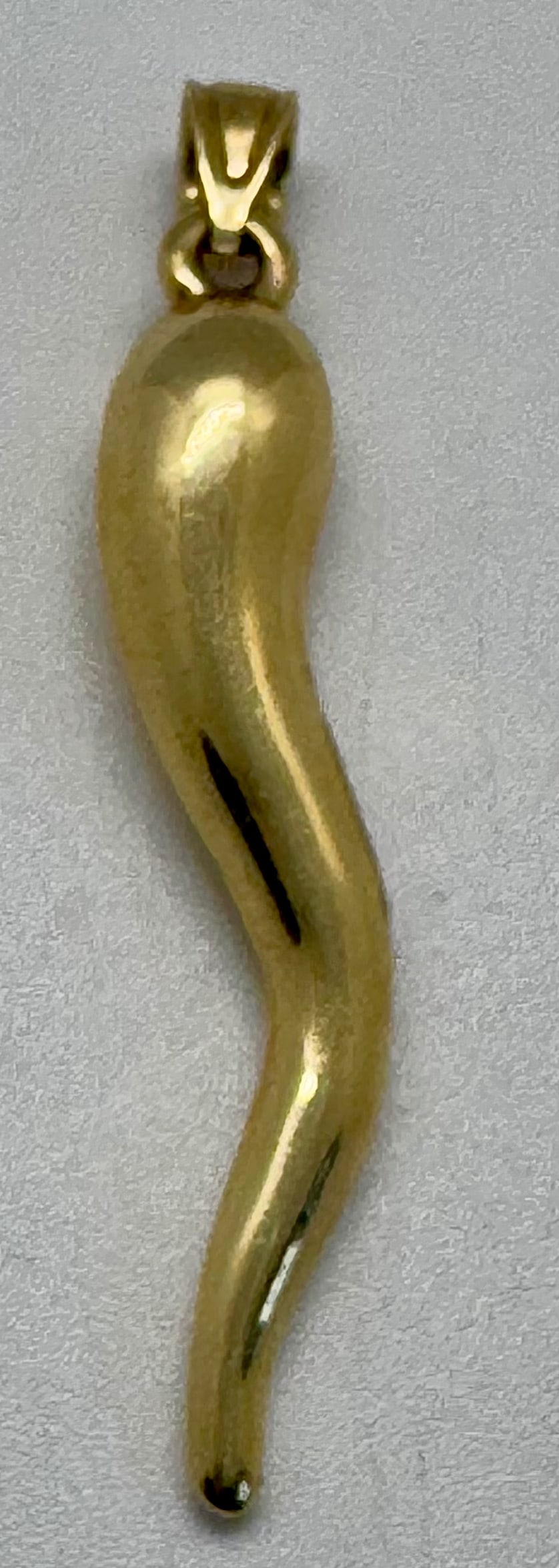 10K YELLOW GOLD ITALIAN HORN "CORNICELLO" PENDANT (1.4G): This stunning Italian Horn (Cornicello) pendant is masterfully crafted in 10K yellow gold, featuring a beautifully detailed and polished design. Measuring a significant 2 inches in length, this iconic