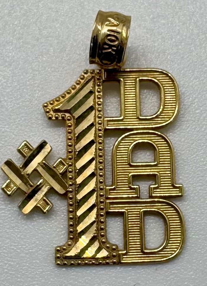 10K YELLOW GOLD INTRICATE DESIGN PENDANT (0.6G): This delicate and exquisite yellow gold pendant is masterfully crafted in 10K gold, featuring a beautifully intricate design. Measuring 0.8 inches in length, it exemplifies fine craftsmanship in a sub