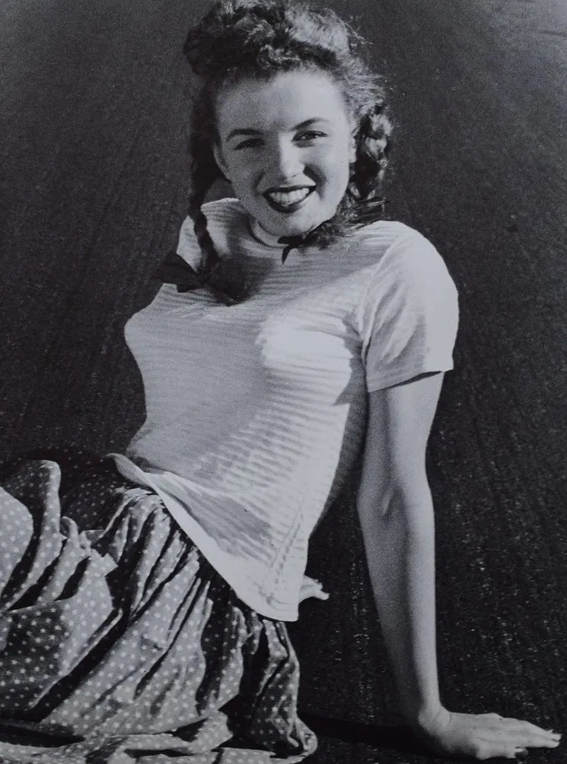 ANDRE De DIENES (1919-1985): Marilyn Monroe, Printed in colors mounted on archival board 12" x 9 1/2"